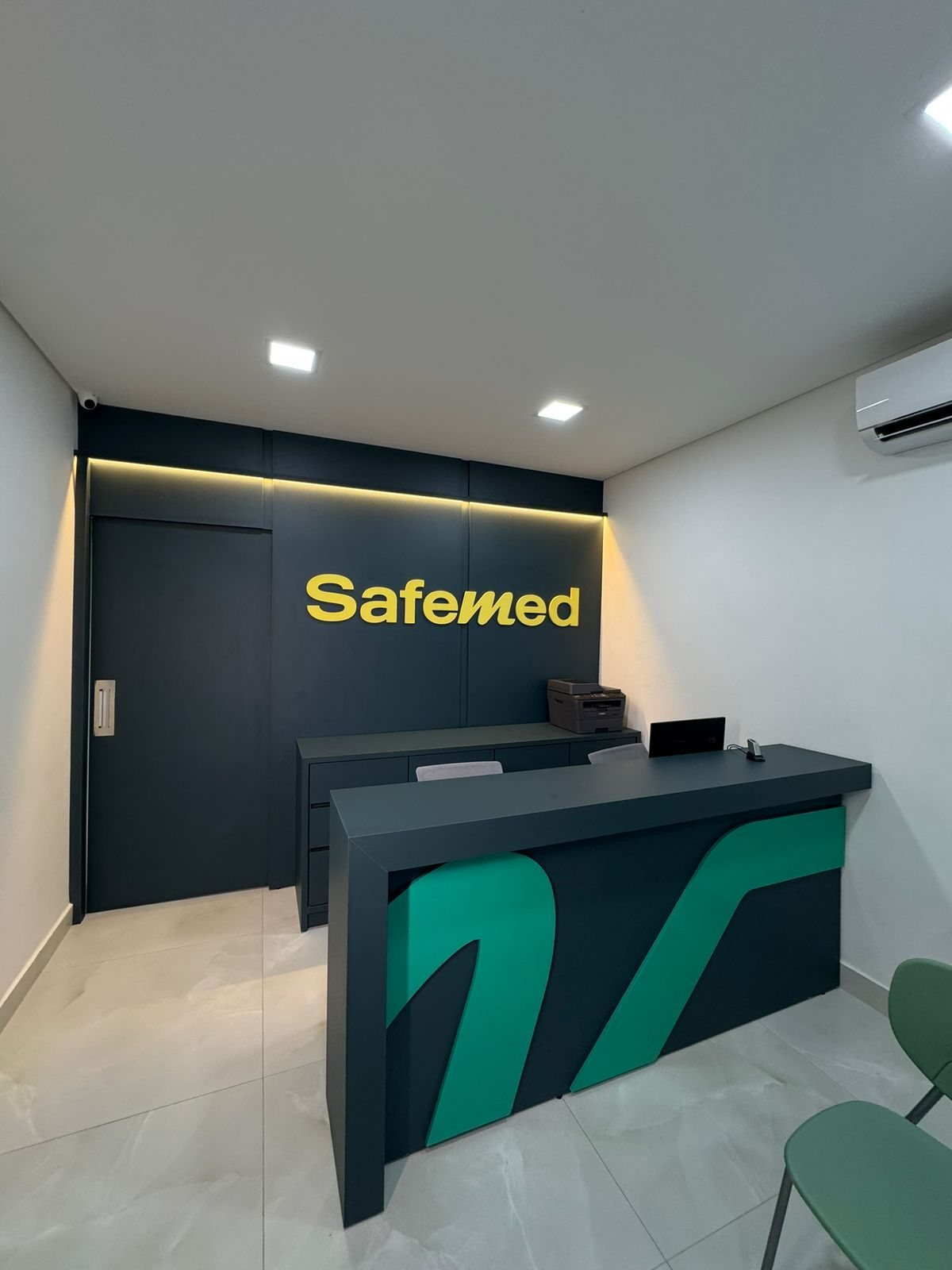 Recepção da SafeMed com balcão e cadeiras de espera